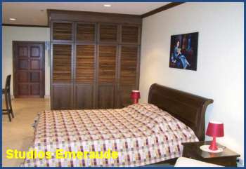 King-size bed. apartment rental in Pattaya Jomtien.
