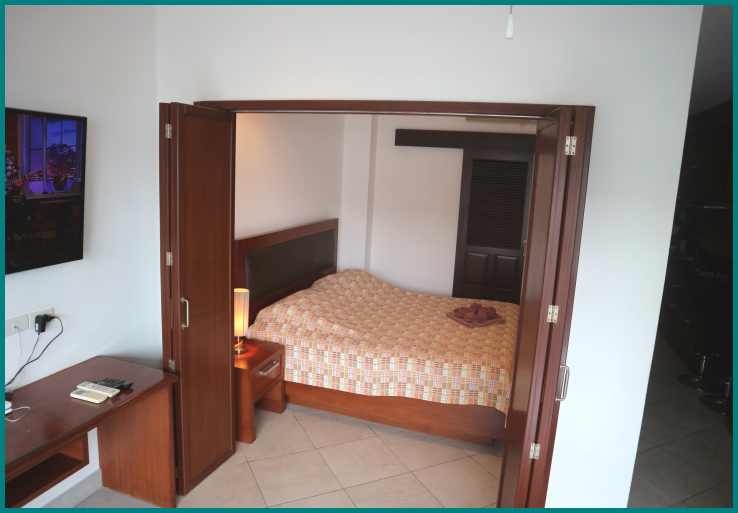 King size bed apartment rental in Pattaya Jomtien.