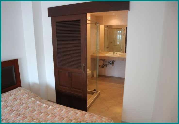 Baht room with 2 doors, from the bedroom and from the hall. apartment rental in Pattaya Jomtien.
